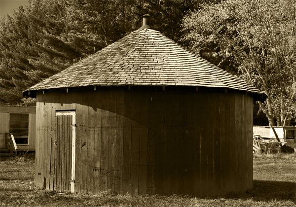 Red Round Shed #14